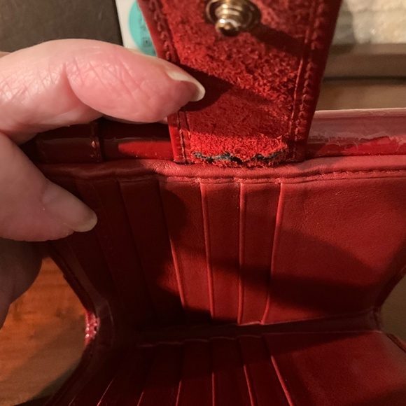 AUTHENTIC GUCCI RED PATENT LEATHER COMPACT WALLET - Picture 14 of 16